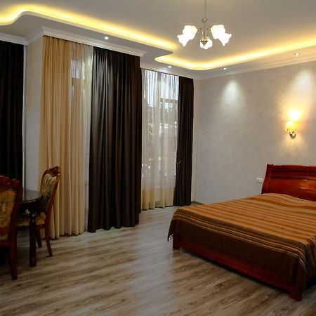 White Hotel Guesthouse Zugdidi ภายนอก รูปภาพ