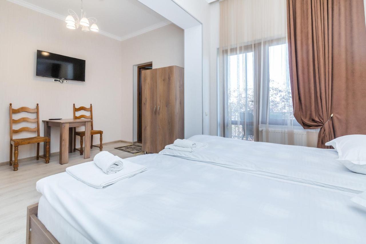 White Hotel Guesthouse Zugdidi ภายนอก รูปภาพ