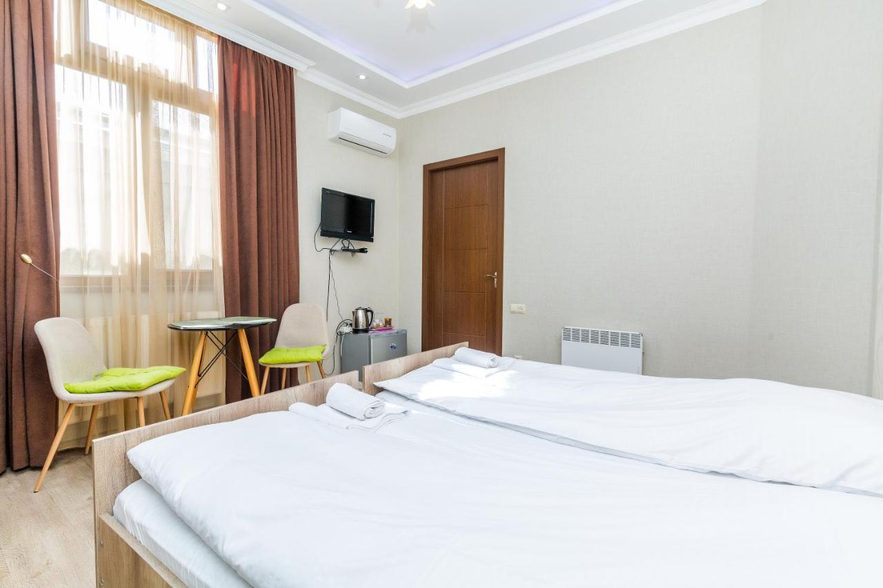 White Hotel Guesthouse Zugdidi ภายนอก รูปภาพ