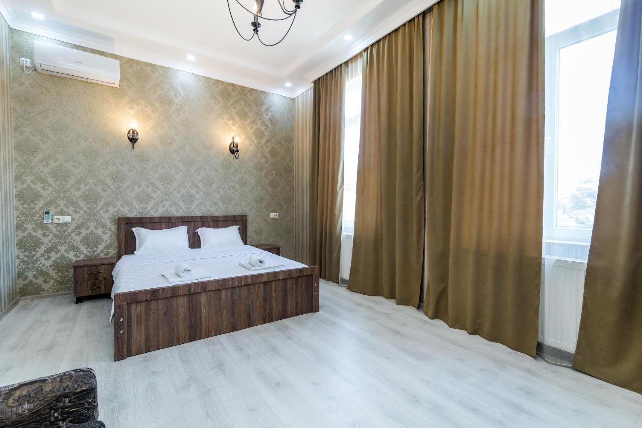 White Hotel Guesthouse Zugdidi ภายนอก รูปภาพ