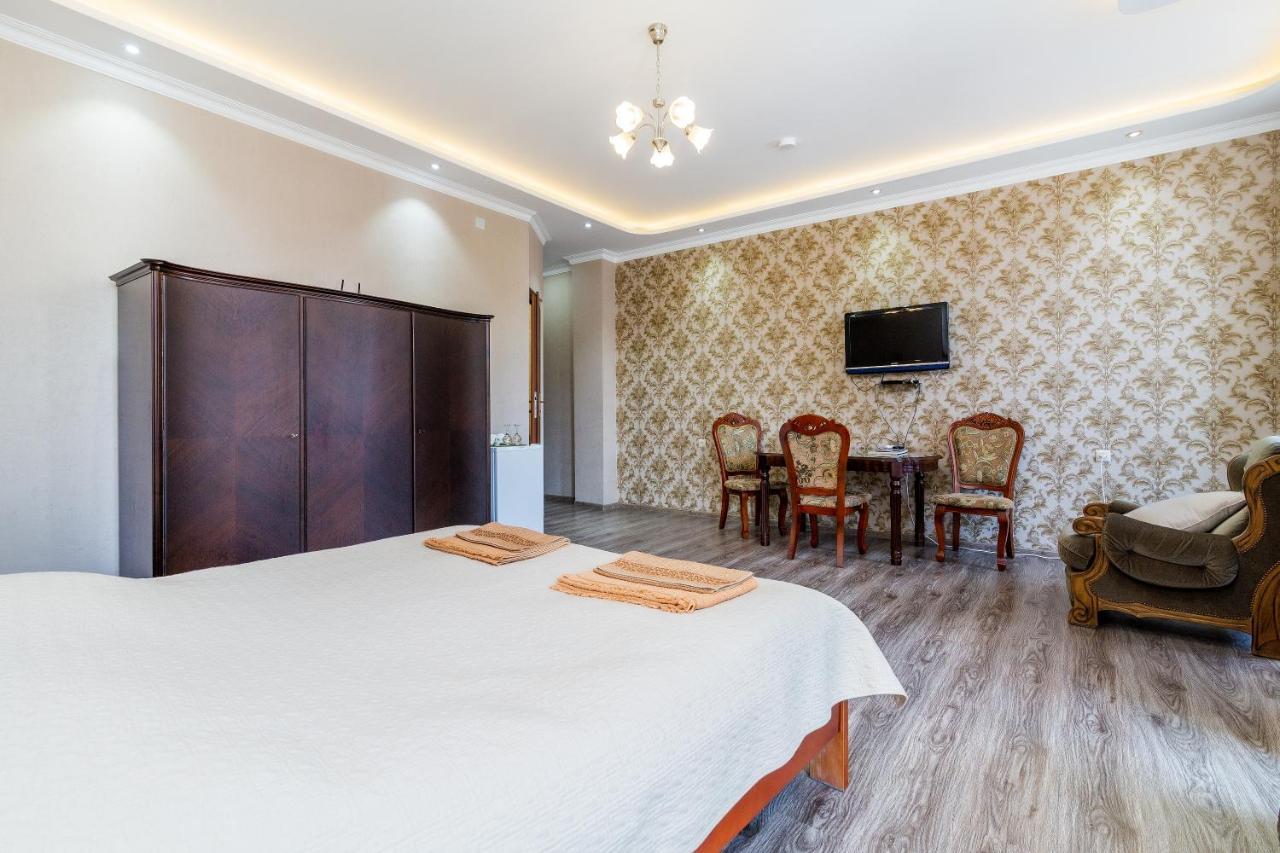 White Hotel Guesthouse Zugdidi ภายนอก รูปภาพ