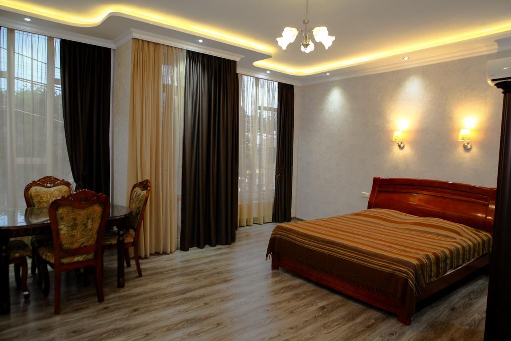 White Hotel Guesthouse Zugdidi ภายนอก รูปภาพ