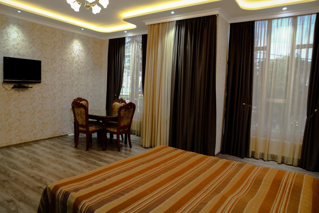 White Hotel Guesthouse Zugdidi ภายนอก รูปภาพ