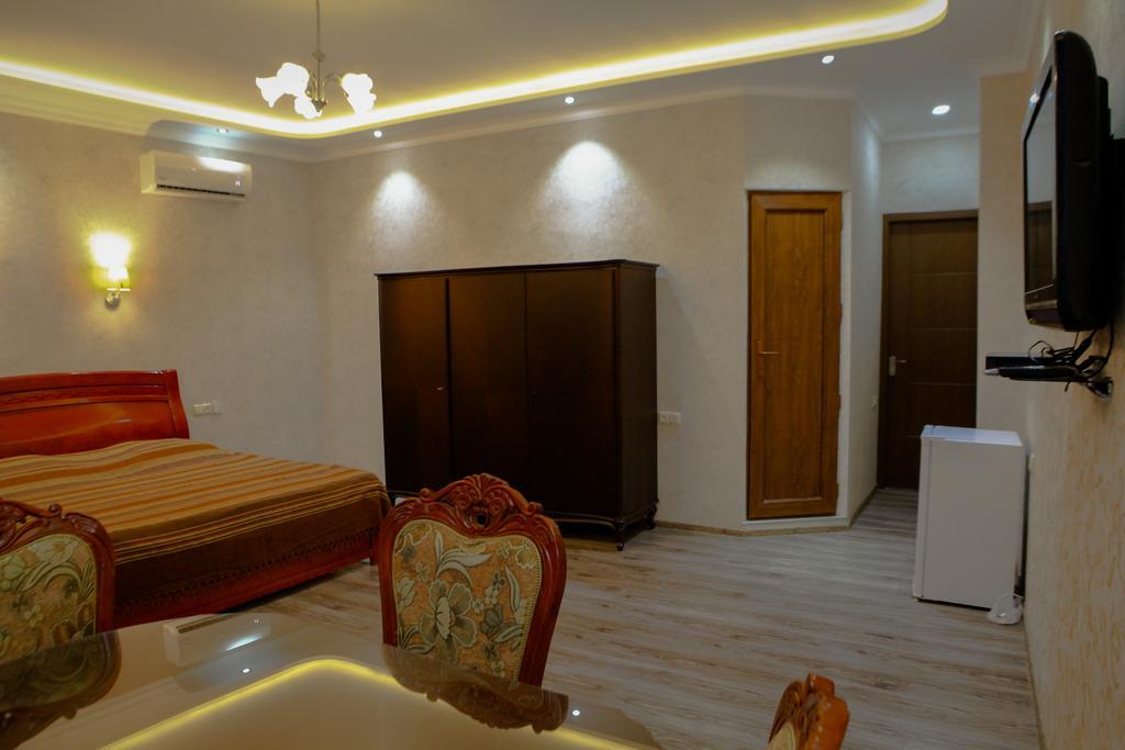 White Hotel Guesthouse Zugdidi ภายนอก รูปภาพ