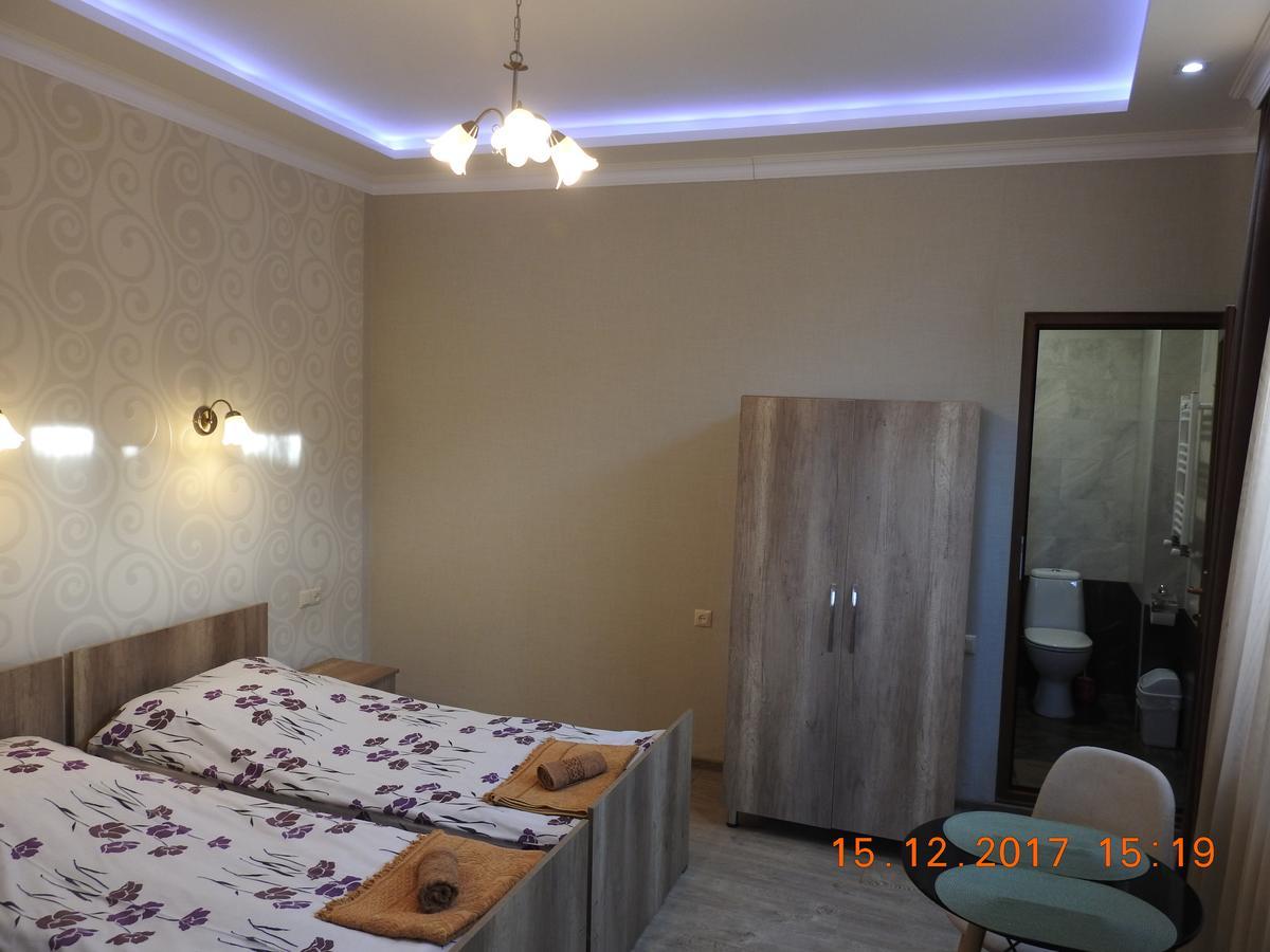 White Hotel Guesthouse Zugdidi ภายนอก รูปภาพ