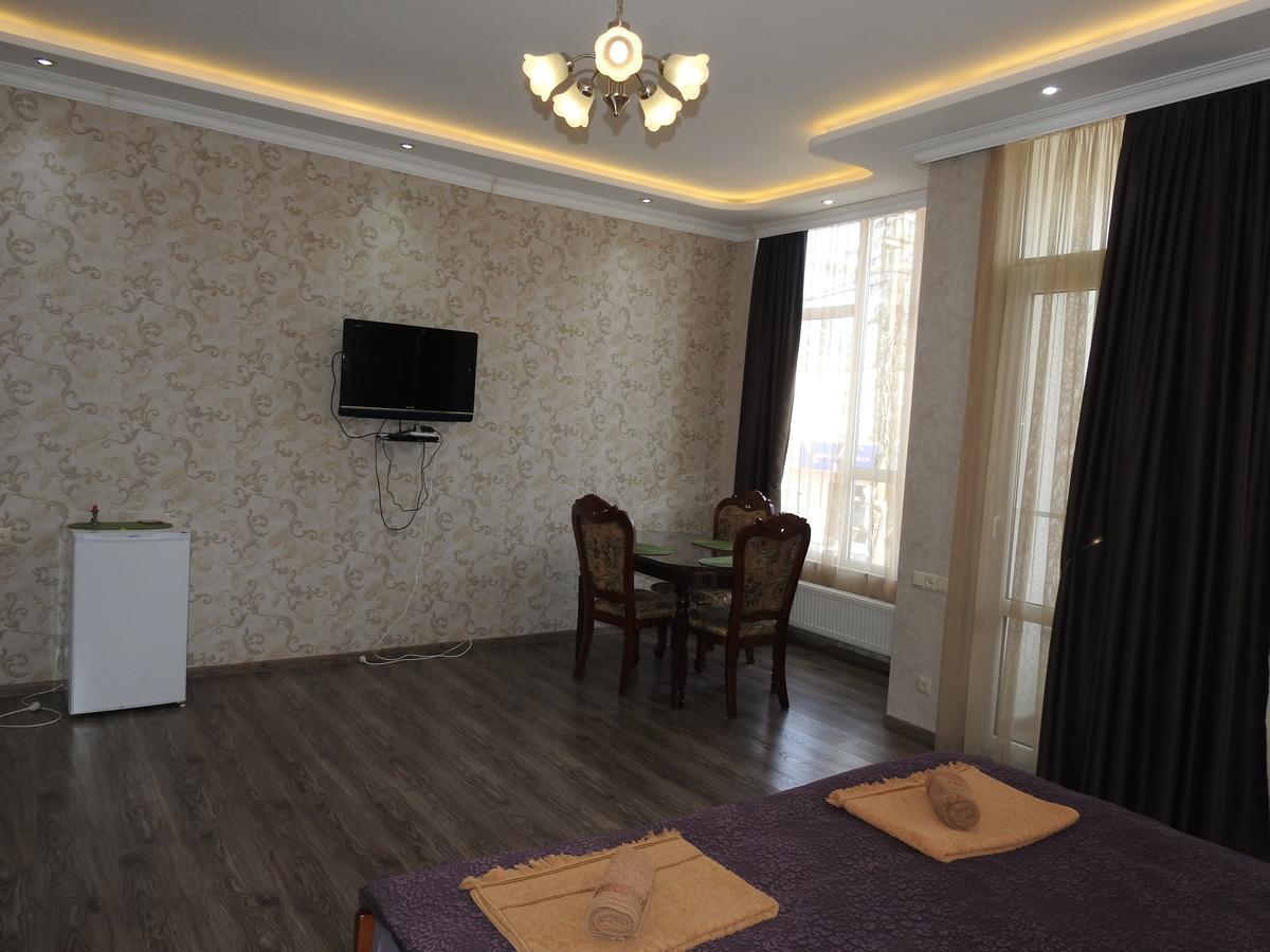 White Hotel Guesthouse Zugdidi ภายนอก รูปภาพ