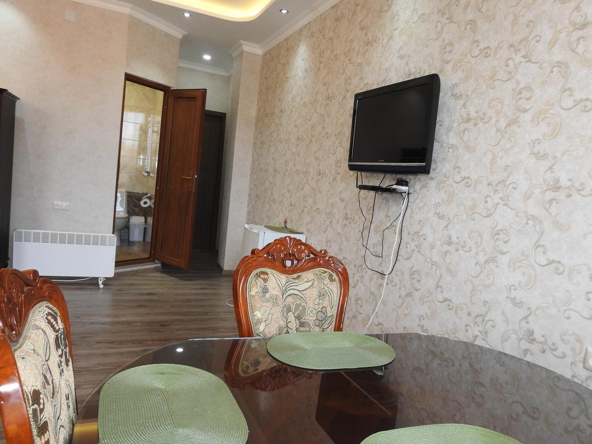 White Hotel Guesthouse Zugdidi ภายนอก รูปภาพ