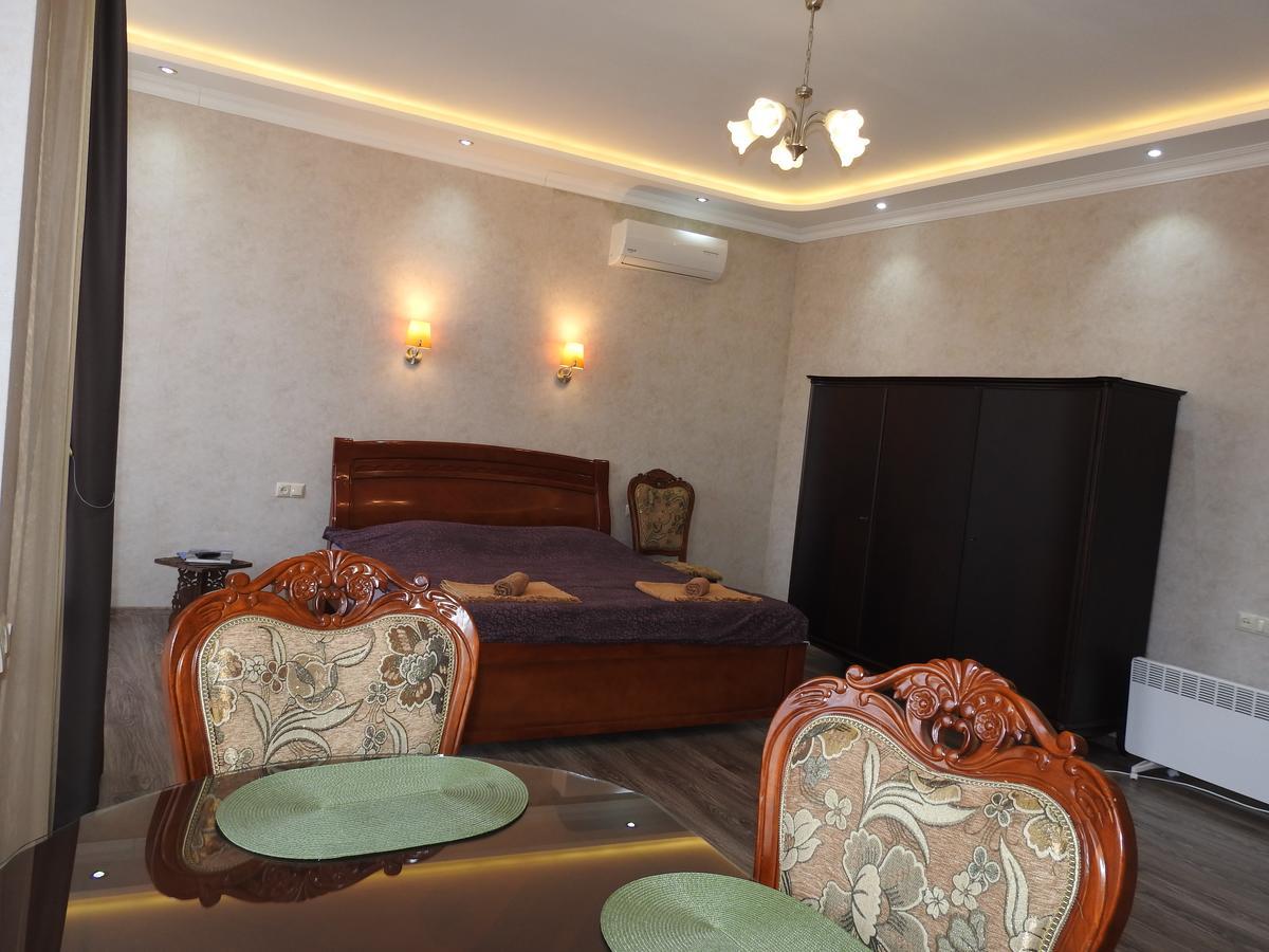 White Hotel Guesthouse Zugdidi ภายนอก รูปภาพ