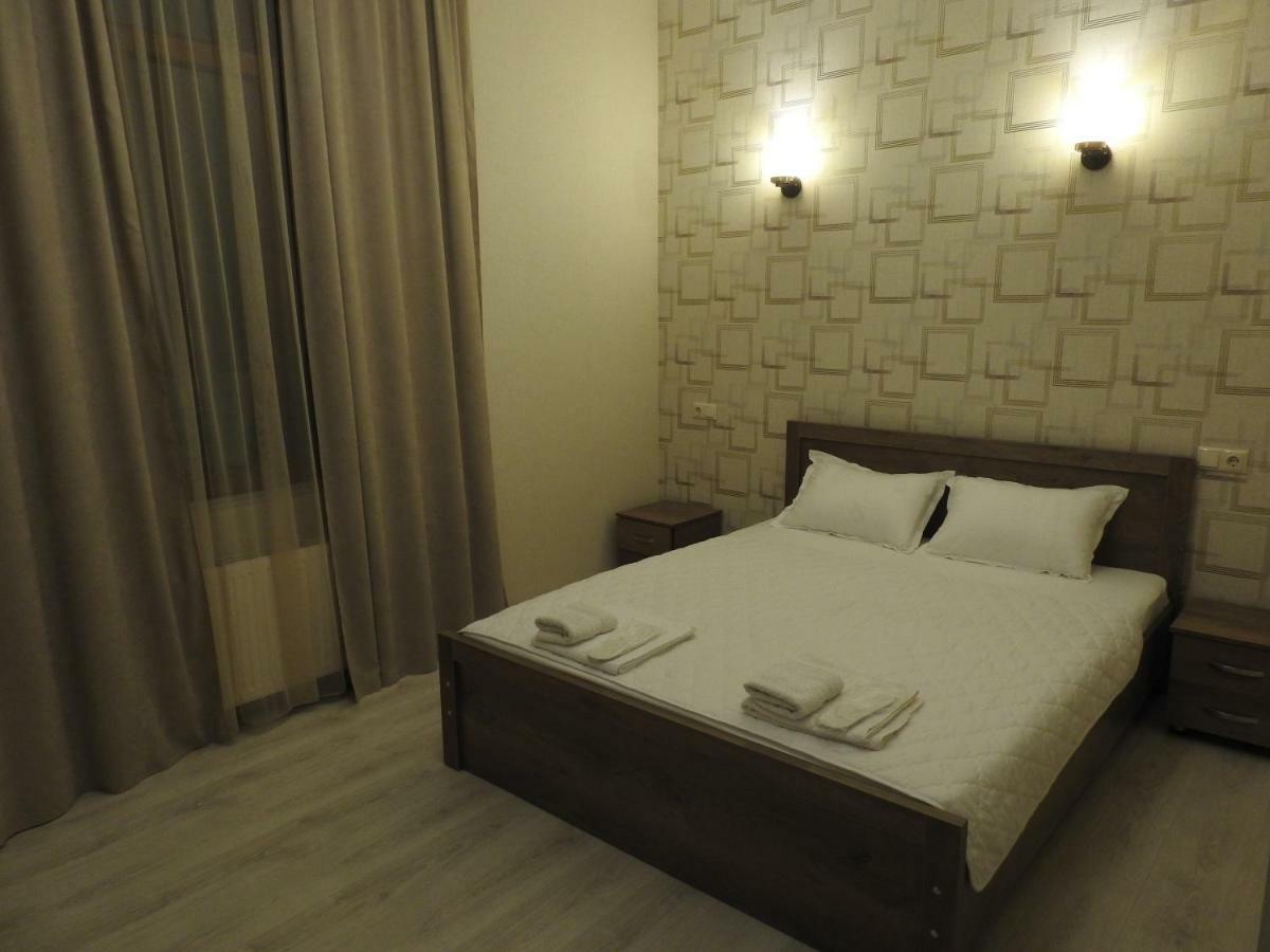 White Hotel Guesthouse Zugdidi ภายนอก รูปภาพ