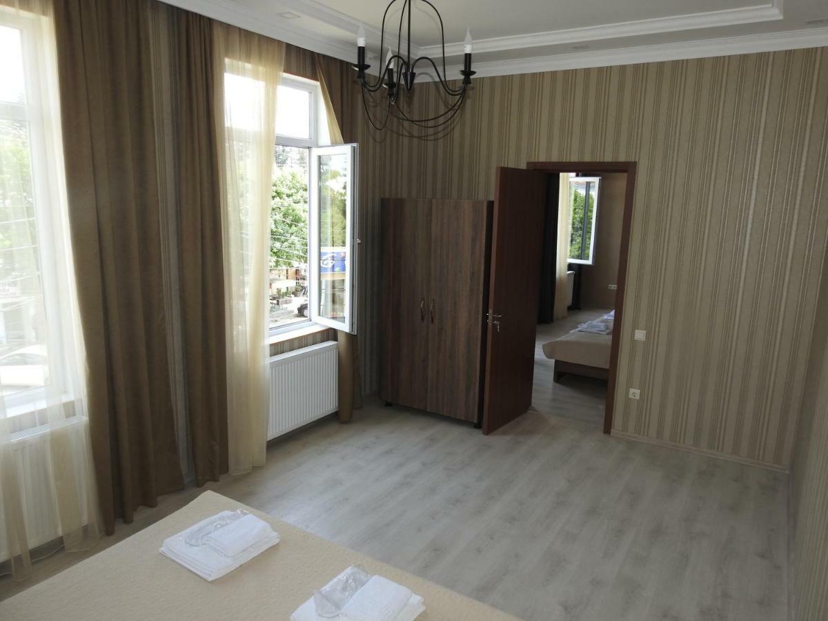 White Hotel Guesthouse Zugdidi ภายนอก รูปภาพ