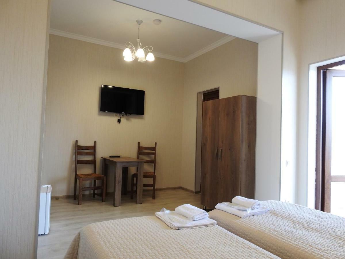 White Hotel Guesthouse Zugdidi ภายนอก รูปภาพ