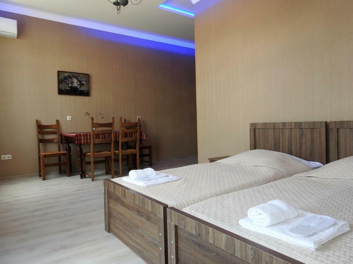 White Hotel Guesthouse Zugdidi ภายนอก รูปภาพ