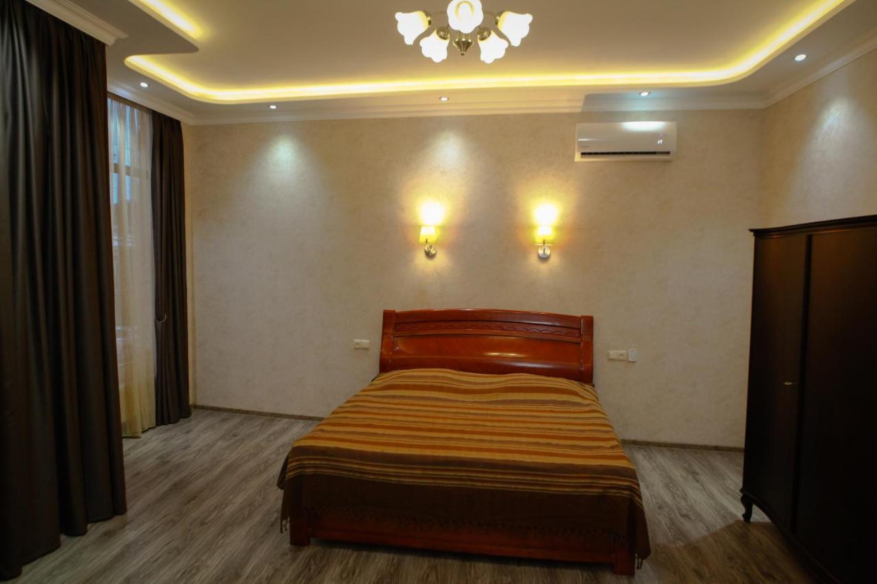 White Hotel Guesthouse Zugdidi ภายนอก รูปภาพ